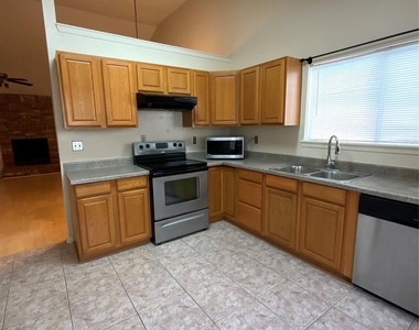 5027 Kleinway Dr - Photo Thumbnail 6