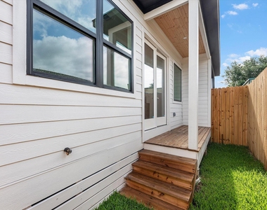422 E 41st Street - Photo Thumbnail 19