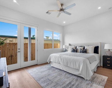 422 E 41st Street - Photo Thumbnail 12