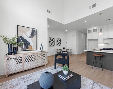 422 E 41st Street - Photo Thumbnail 4