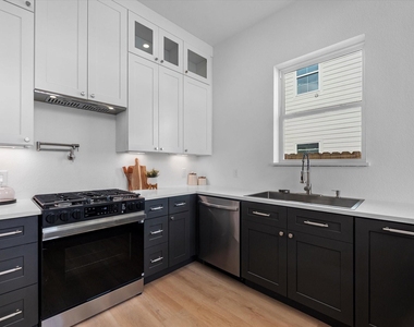 422 E 41st Street - Photo Thumbnail 7