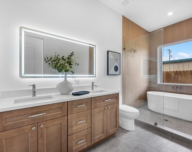 422 E 41st Street - Photo Thumbnail 13