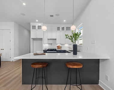 422 E 41st Street - Photo Thumbnail 5