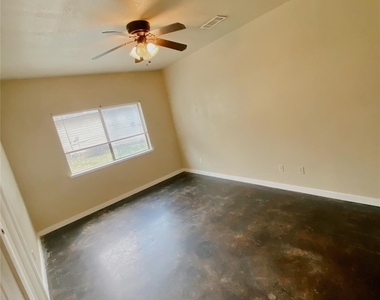 3126 Molly Drive - Photo Thumbnail 4