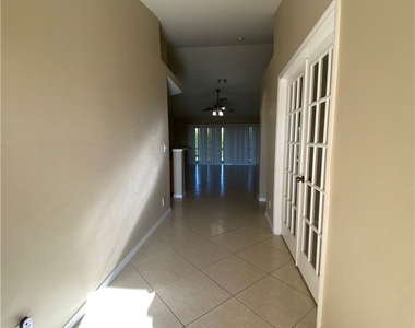 1104 Nw 11th Place - Photo Thumbnail 4