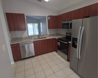 1032 Se 11th Street - Photo Thumbnail 1