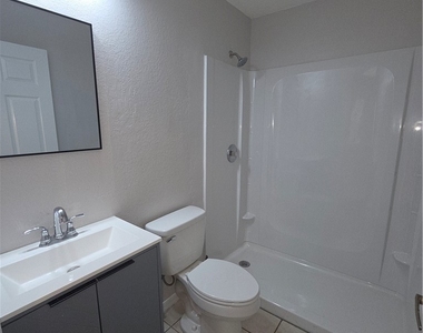 1032 Se 11th Street - Photo Thumbnail 5