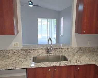 1032 Se 11th Street - Photo Thumbnail 7