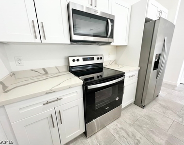 4622 Sw 7th Place - Photo Thumbnail 5