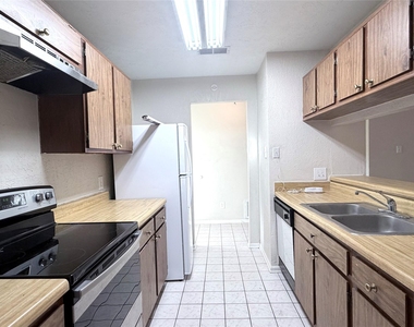 1318 Sand Stone Drive - Photo Thumbnail 19