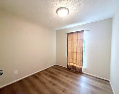 1318 Sand Stone Drive - Photo Thumbnail 14