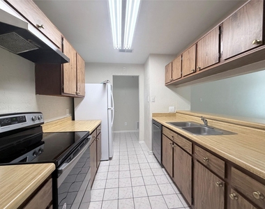 1318 Sand Stone Drive - Photo Thumbnail 17