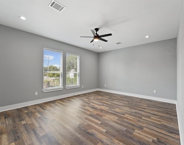 7704 Sealey Street - Photo Thumbnail 9