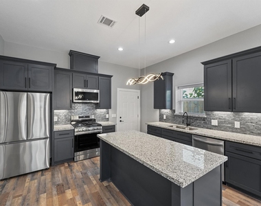 7704 Sealey Street - Photo Thumbnail 2