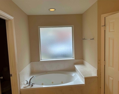 1104 Hidden Oaks Street - Photo Thumbnail 13