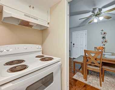 2121 Fountain View Drive - Photo Thumbnail 18