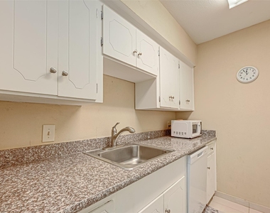 2121 Fountain View Drive - Photo Thumbnail 14
