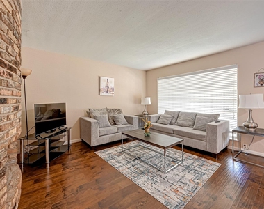 2121 Fountain View Drive - Photo Thumbnail 7