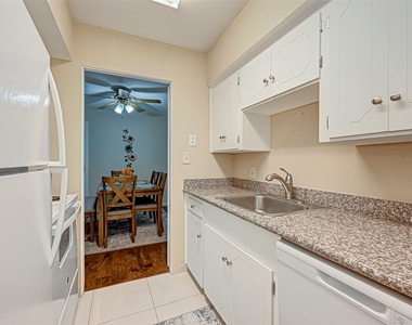2121 Fountain View Drive - Photo Thumbnail 16