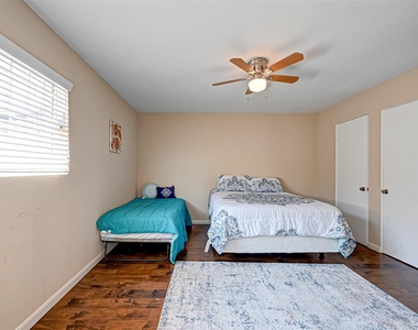 2121 Fountain View Drive - Photo Thumbnail 22