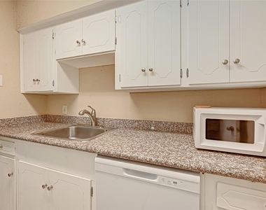 2121 Fountain View Drive - Photo Thumbnail 17
