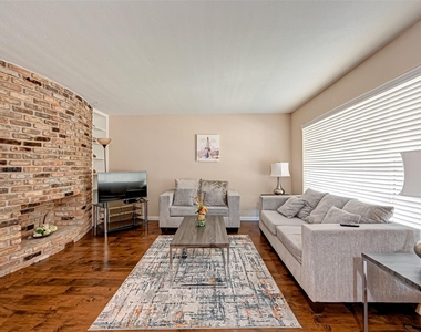 2121 Fountain View Drive - Photo Thumbnail 8