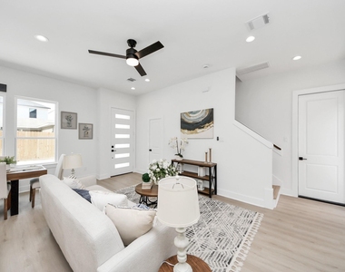 860 Rachel Street - Photo Thumbnail 5