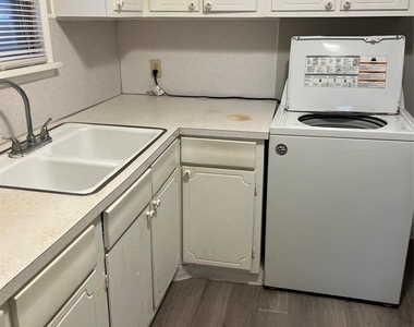 610 E 10th Street - Photo Thumbnail 10