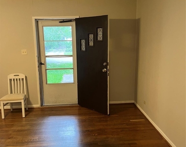 610 E 10th Street - Photo Thumbnail 12