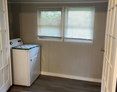 610 E 10th Street - Photo Thumbnail 7