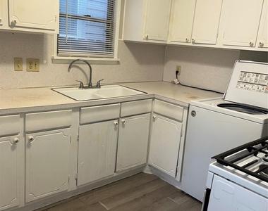 610 E 10th Street - Photo Thumbnail 8