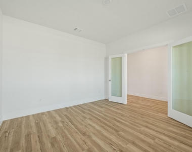 832 Sarasota Shore Drive - Photo Thumbnail 12