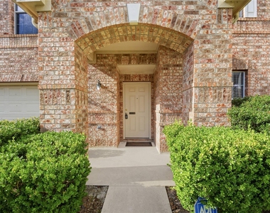 526 Remington Lodge Court - Photo Thumbnail 4