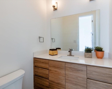 645 W 16th Street - Photo Thumbnail 4