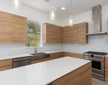 645 W 16th Street - Photo Thumbnail 9