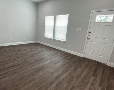 832 Elkhart Street - Photo Thumbnail 3