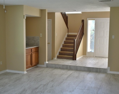 2930 Colony Drive - Photo Thumbnail 2