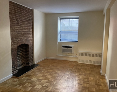East 84 Street - Photo Thumbnail 4
