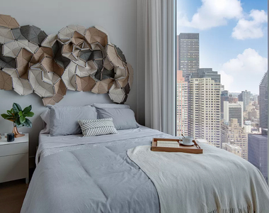 East 44th Street - Photo Thumbnail 4