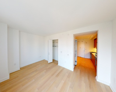 West 38th Street - Photo Thumbnail 3