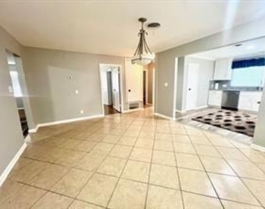 919 Saddle Rock Drive - Photo Thumbnail 3