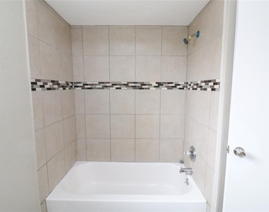 6111 Briar Glade Drive - Photo Thumbnail 13