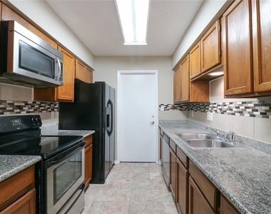 6111 Briar Glade Drive - Photo Thumbnail 5
