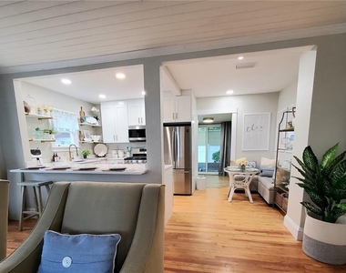 410 N Oleander Avenue - Photo Thumbnail 3