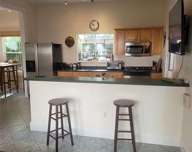 2916 W Bay Court Avenue - Photo Thumbnail 5
