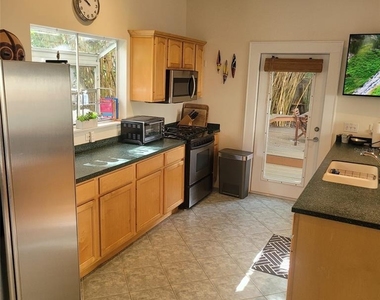 2916 W Bay Court Avenue - Photo Thumbnail 6