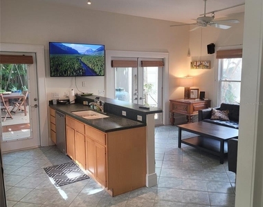 2916 W Bay Court Avenue - Photo Thumbnail 7