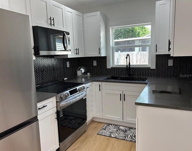 4611 W Mcelroy Avenue - Photo Thumbnail 3