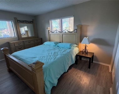 5582 Baywater Drive - Photo Thumbnail 11