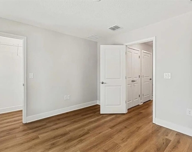 1005 W Cypress Street - Photo Thumbnail 7